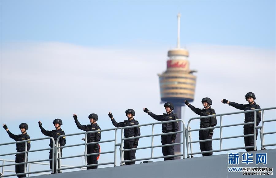 6月3日，在澳大利亚悉尼花园岛军港，中国海军昆仑山舰官兵向欢迎群众挥手致意。 当地时间6月3日上午，中国海军第31批护航编队昆仑山舰、许昌舰、骆马湖舰抵达澳大利亚悉尼，开始对澳大利亚进行为期5天的友好访问。 新华社记者 白雪飞 摄

