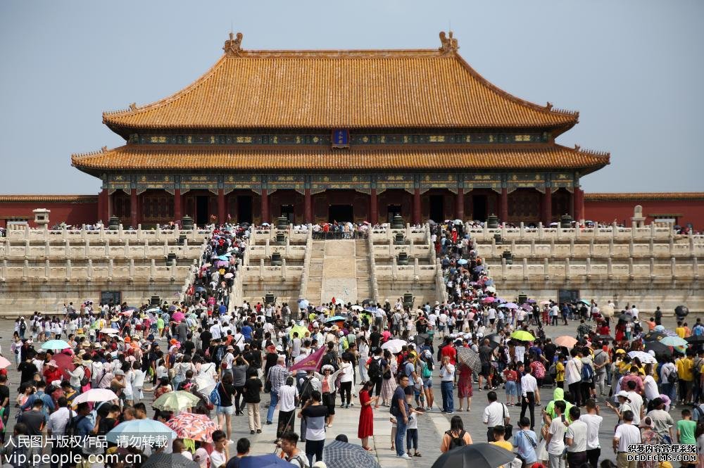 7月7日，大批游客在北京故宫景区参观游览。