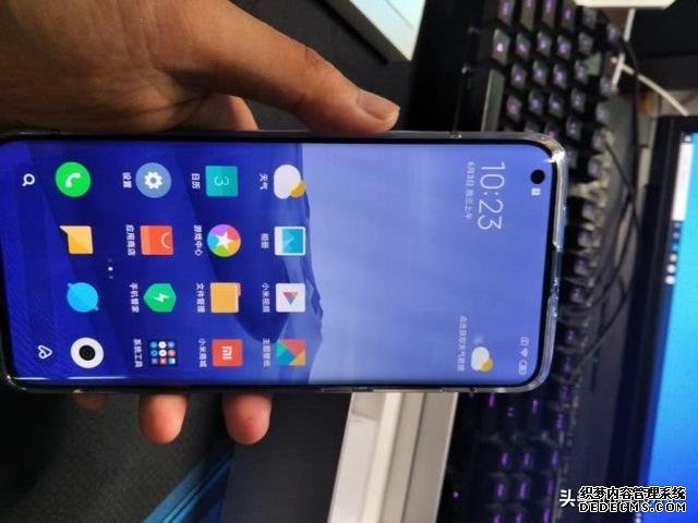 雷军亮剑，256GB＋1亿像素+大电池，小米10直降300元，销量暴增