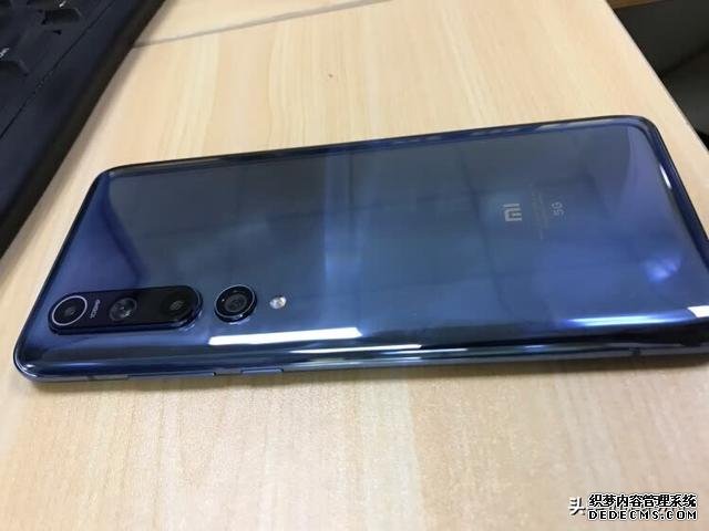 雷军亮剑，256GB＋1亿像素+大电池，小米10直降300元，销量暴增