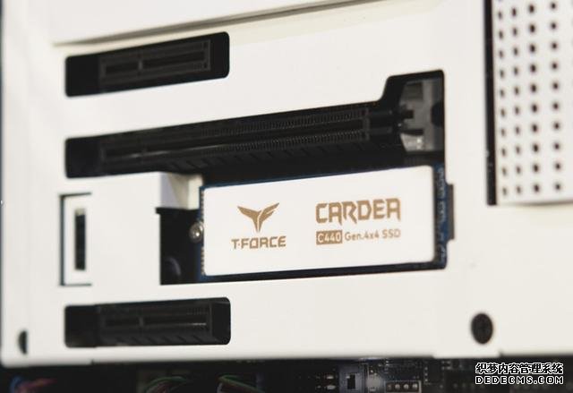 十铨推出CARDEA Ceramic C440固态硬盘：PCIe 4.0 陶瓷散热片